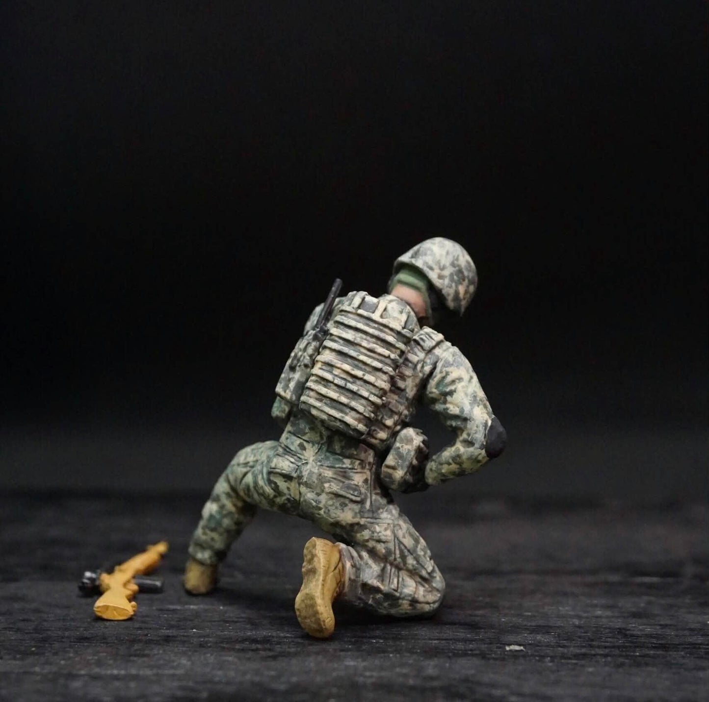 1/35 No Soldier Left Behind MWD Down Hand Painted Military Figure Set, Modern Army Soldiers for Military Diorama, Resin Model Display
