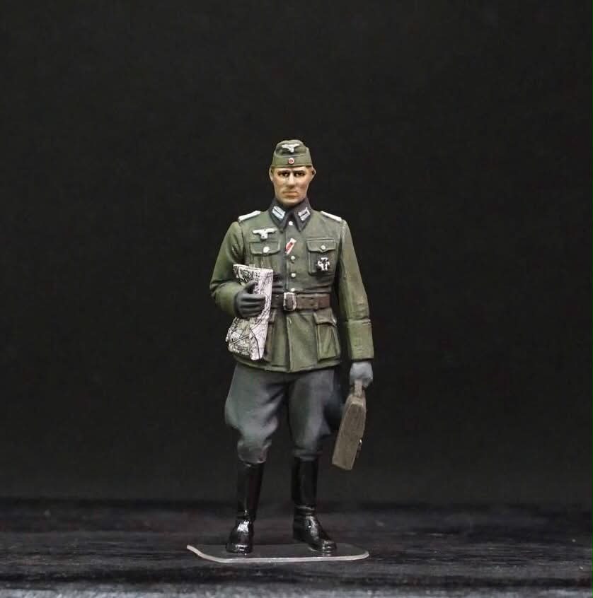 1/35 German Officer WWII Figure Set, Hand Painted Military Miniatures, 4 Resin Figures for WW2 Diorama Display