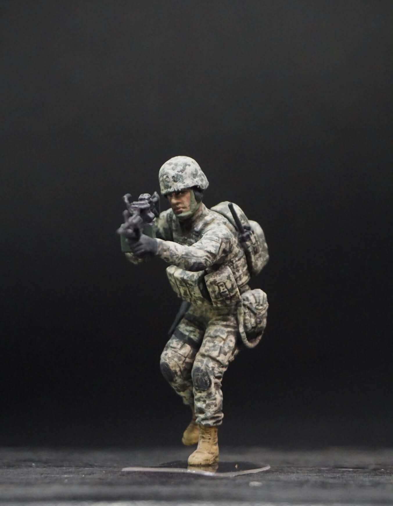1/35 No Soldier Left Behind MWD Down Hand Painted Military Figure Set, Modern Army Soldiers for Military Diorama, Resin Model Display