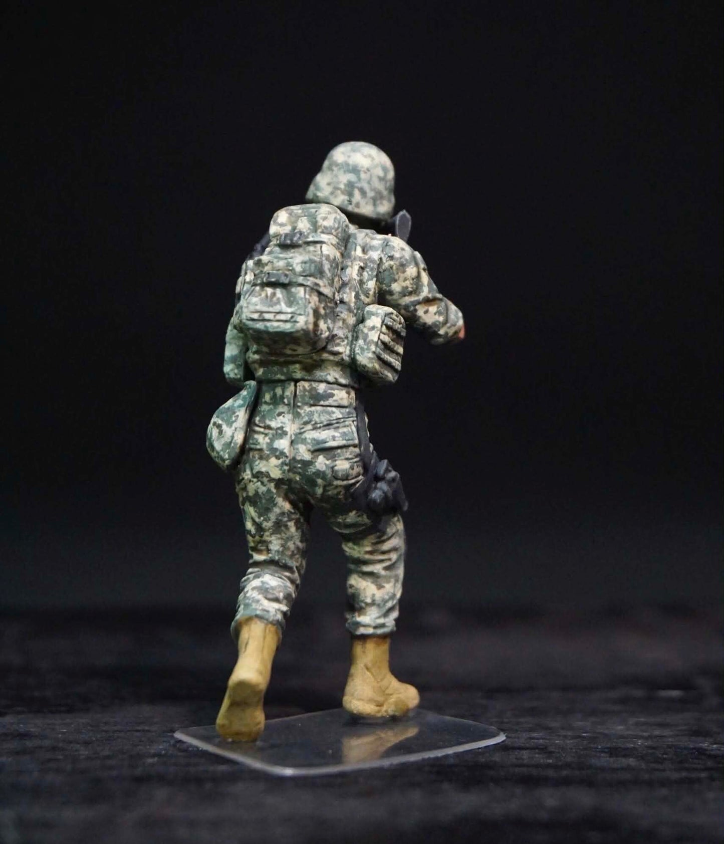 1/35 No Soldier Left Behind MWD Down Hand Painted Military Figure Set, Modern Army Soldiers for Military Diorama, Resin Model Display