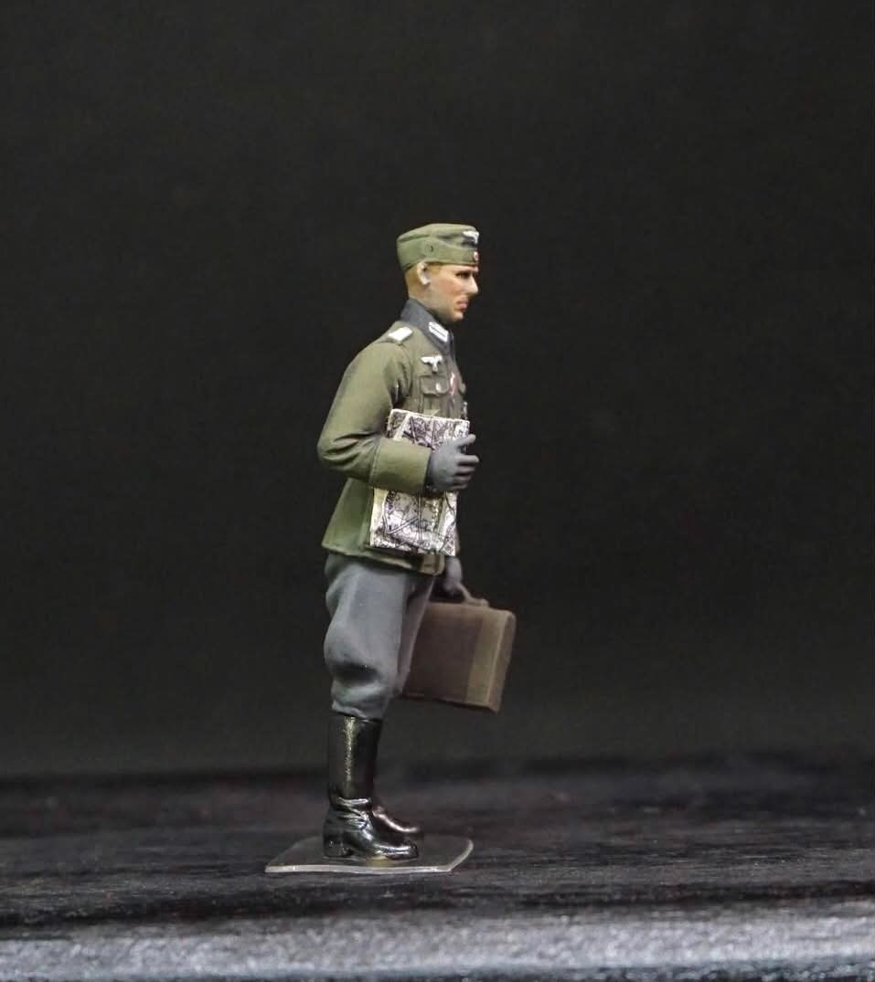 1/35 German Officer WWII Figure Set, Hand Painted Military Miniatures, 4 Resin Figures for WW2 Diorama Display