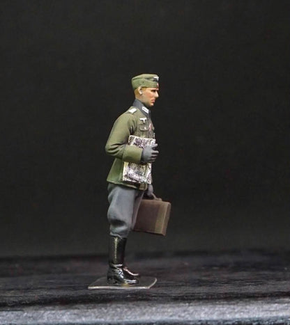 1/35 German Officer WWII Figure Set, Hand Painted Military Miniatures, 4 Resin Figures for WW2 Diorama Display