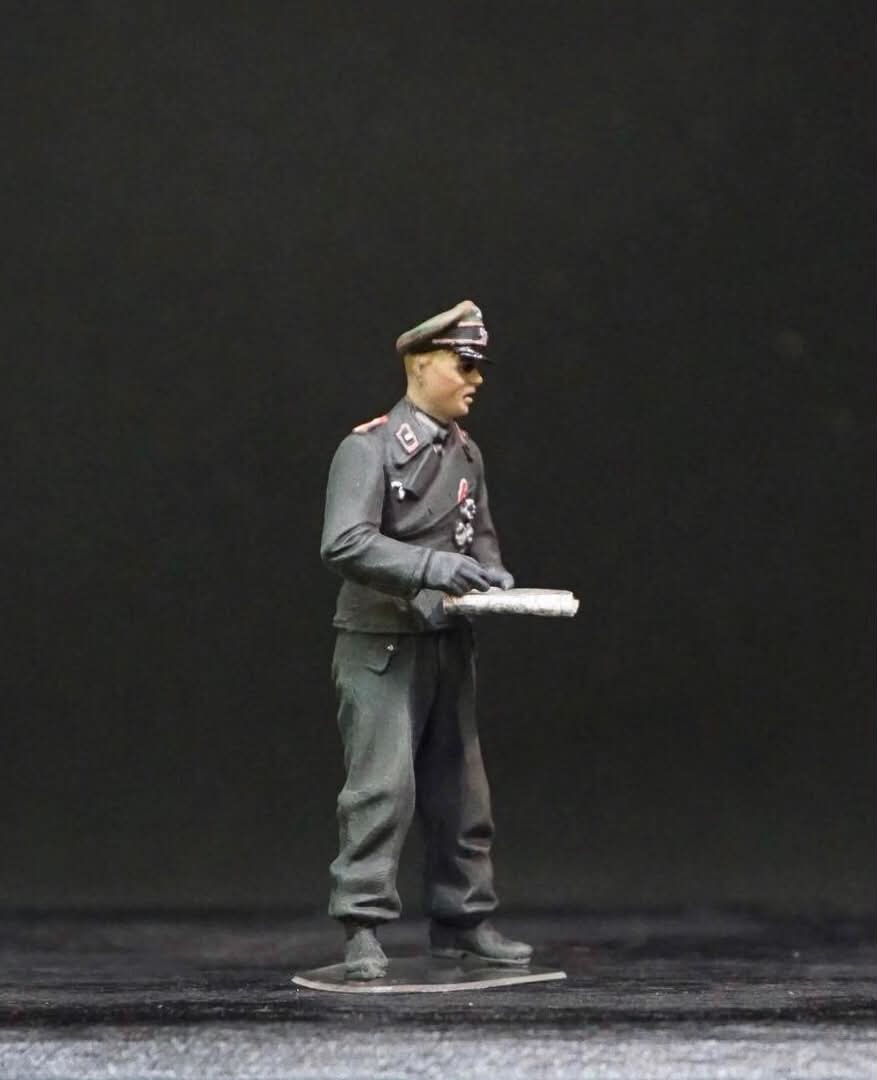 1/35 German Officer WWII Figure Set, Hand Painted Military Miniatures, 4 Resin Figures for WW2 Diorama Display