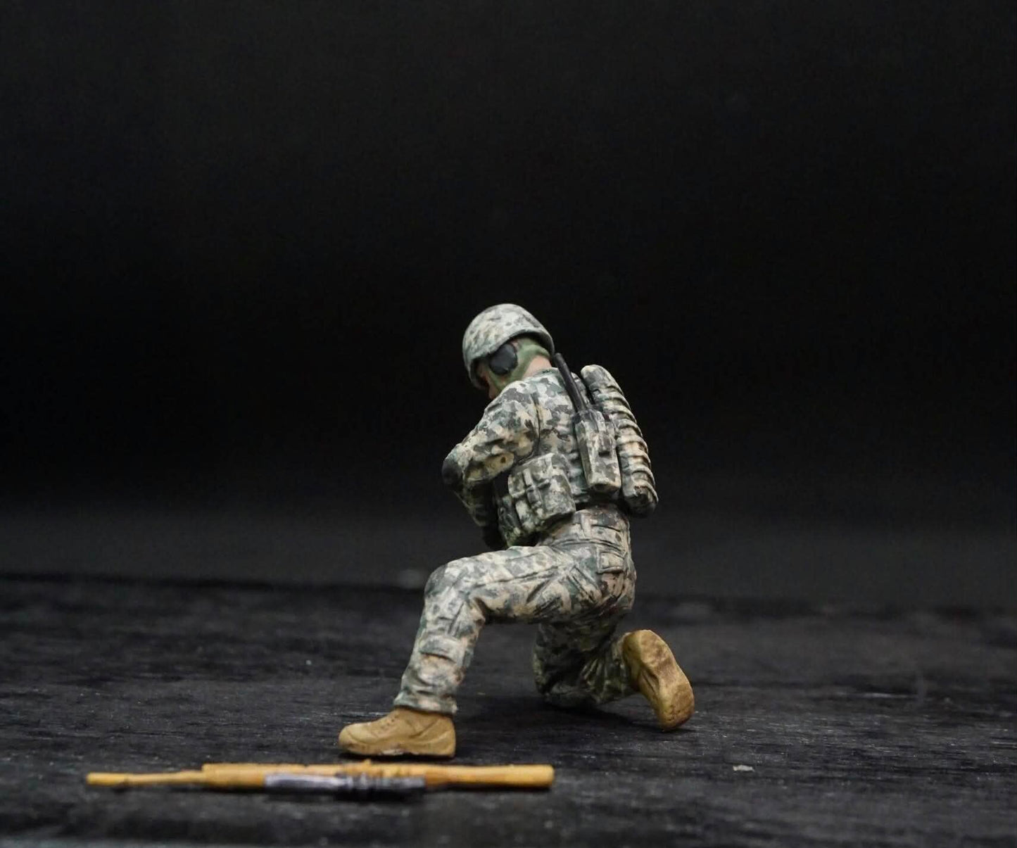 1/35 No Soldier Left Behind MWD Down Hand Painted Military Figure Set, Modern Army Soldiers for Military Diorama, Resin Model Display