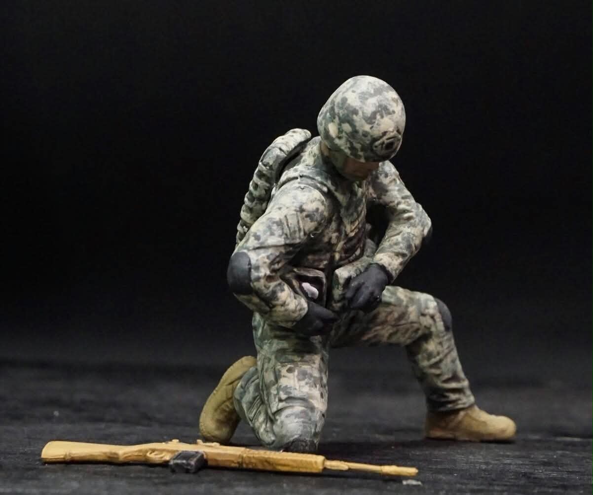 1/35 No Soldier Left Behind MWD Down Hand Painted Military Figure Set, Modern Army Soldiers for Military Diorama, Resin Model Display