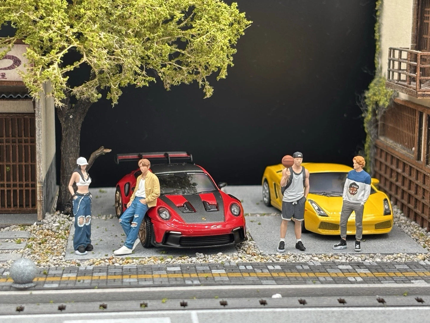 1/64 Realistic Lifestyle Ver 2, 4 People Hand Painted Figures Diecast Diorama