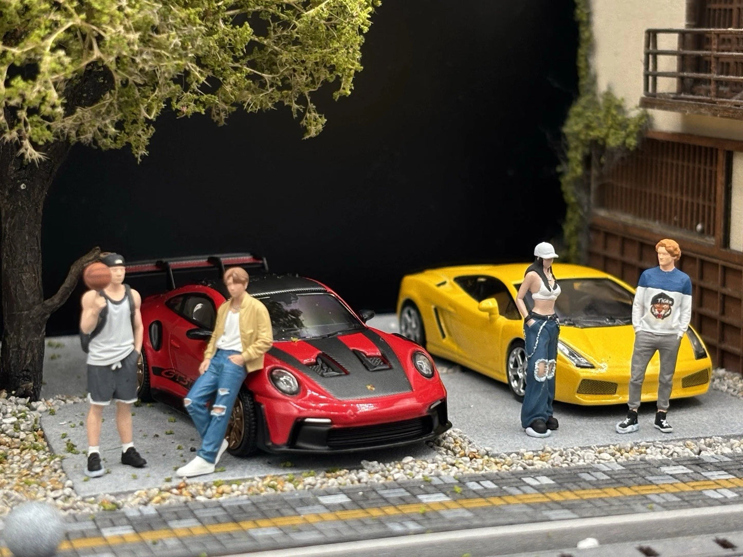 1/64 Realistic Lifestyle Ver 2, 4 People Hand Painted Figures Diecast Diorama