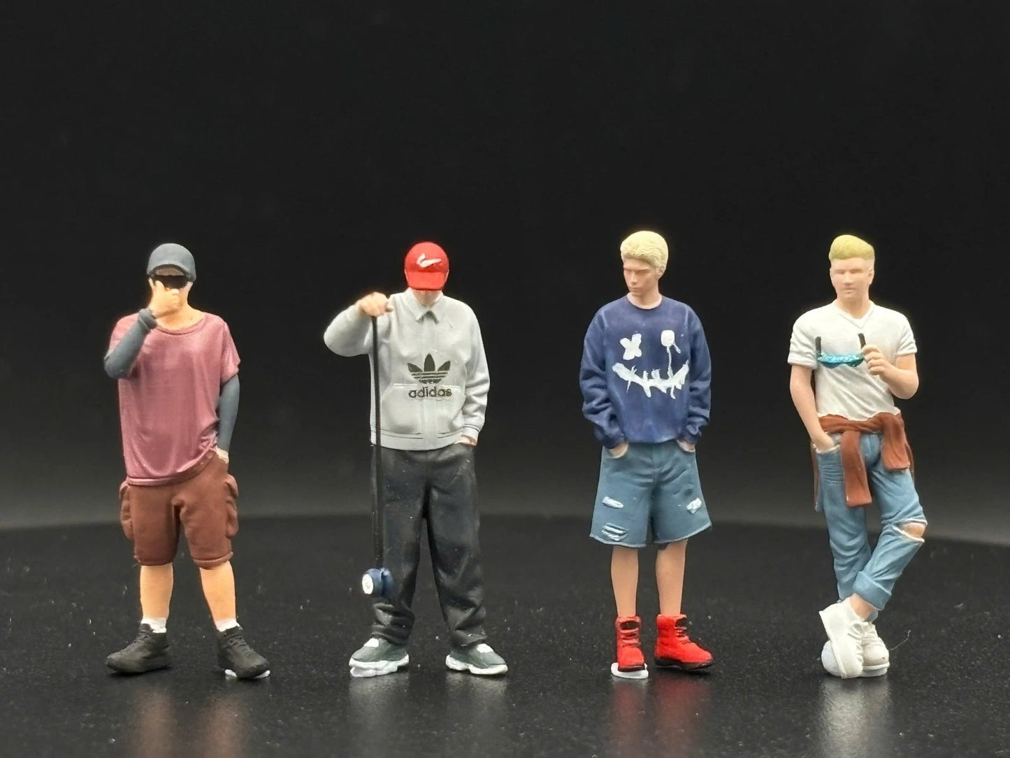 1/64 Realistic Lifestyle Ver 5, 4 People Hand Painted Figures Diecast Diorama