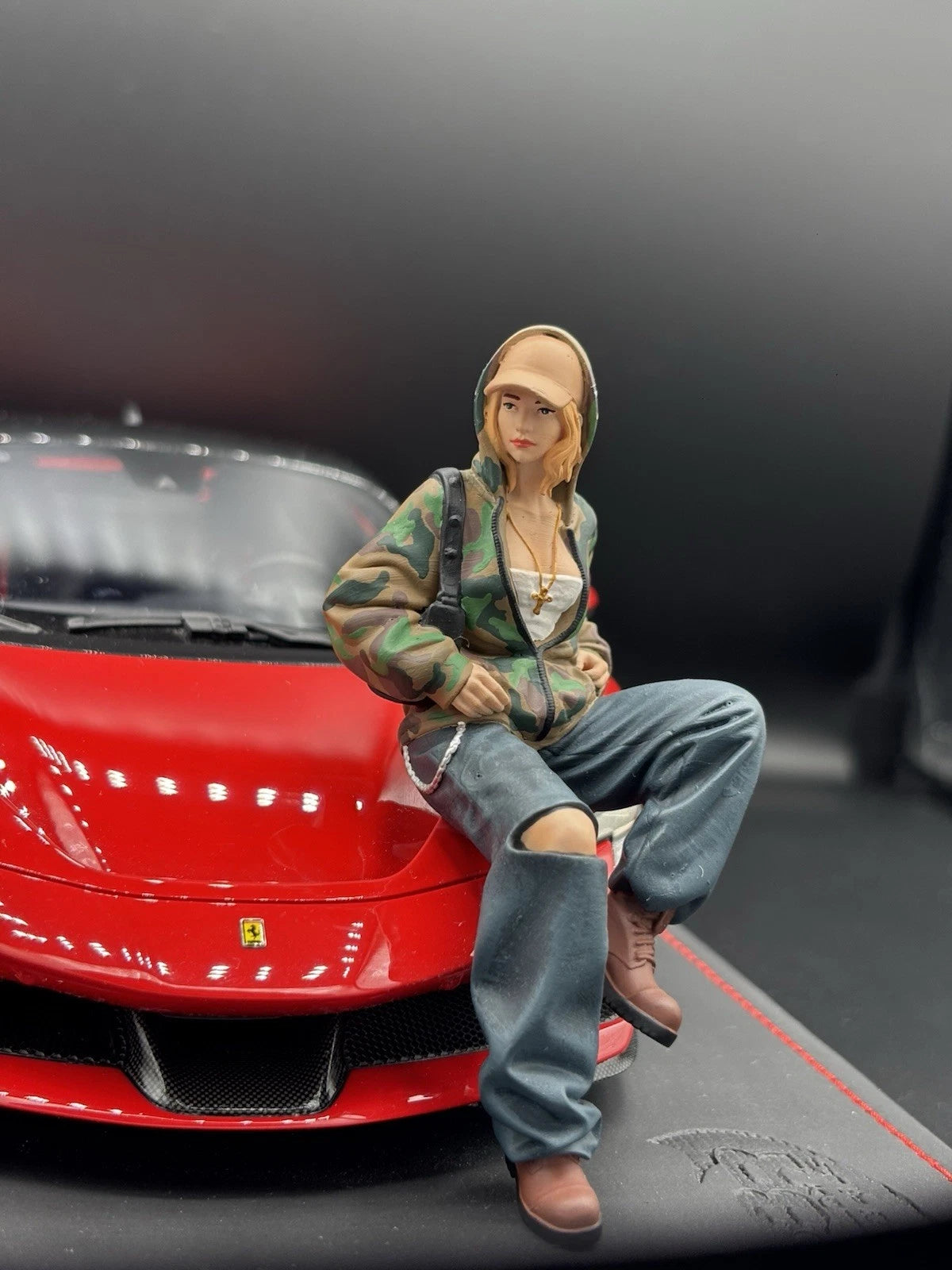 1/18 Streetwear Girl Figure Hypebeast Diorama for Diecast Cars
