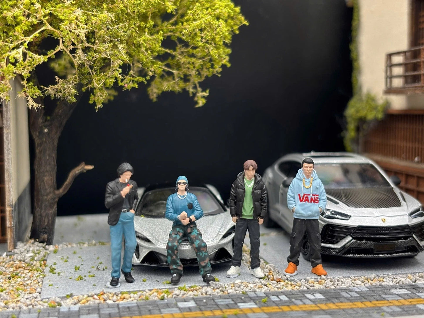 1/64 Realistic Lifestyle Ver 5, 4 People Hand Painted Figures Diecast Diorama