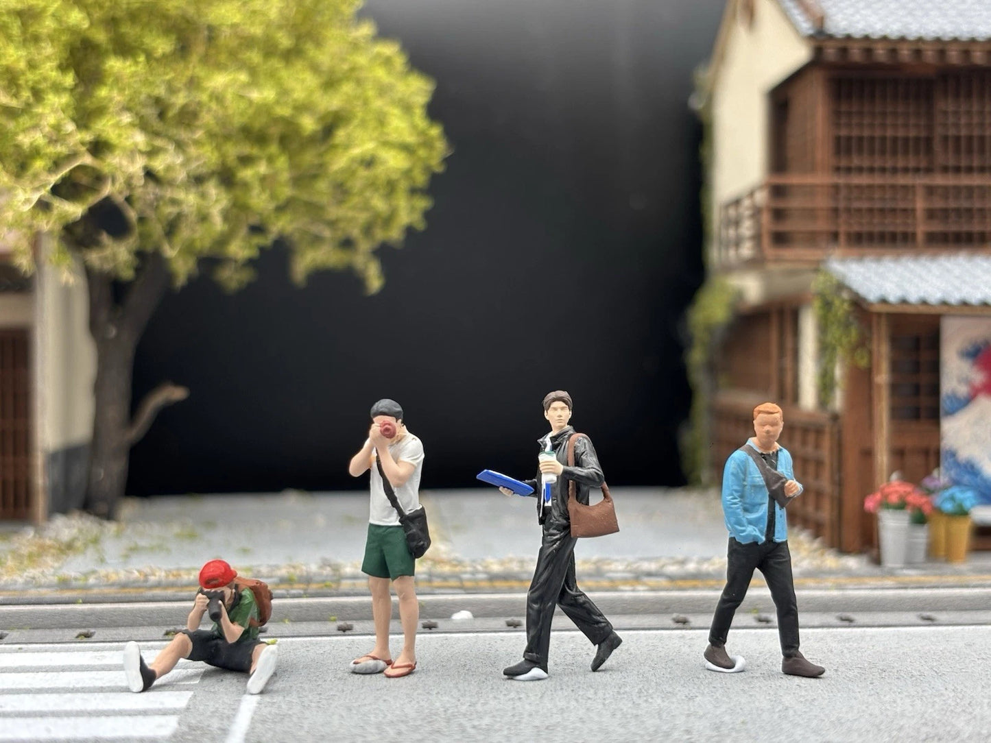 1/64 Realistic Lifestyle Ver 6, 4 People Hand Painted Figures Diecast Diorama (Copy)
