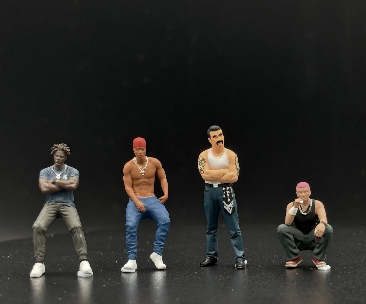 1/64 Realistic Lifestyle Ver 4, 4 People Hand Painted Figures Diecast Diorama